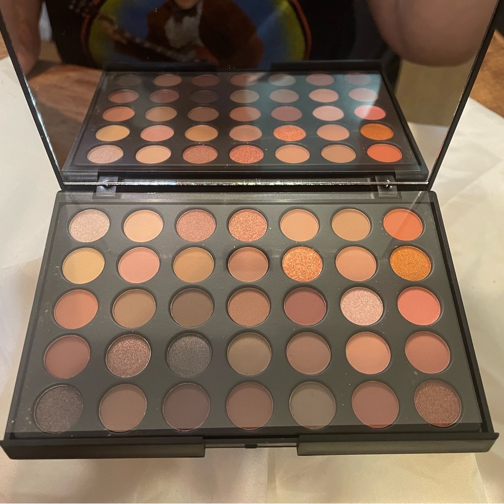 AOLIKOKO Matte Natural
35-COLOR EYESHADOW PALETTE